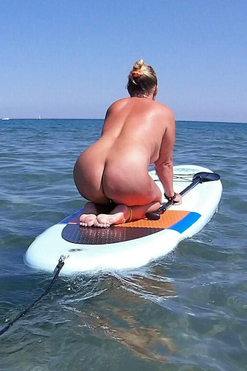nackt auf dem surfbrett